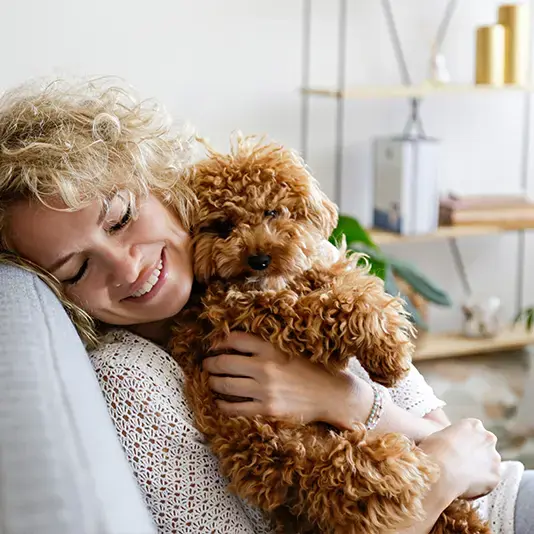 Vrouw knuffelt hondje