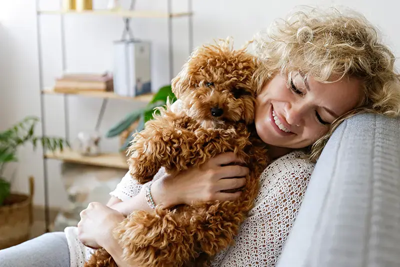 Vrouw knuffelt hondje