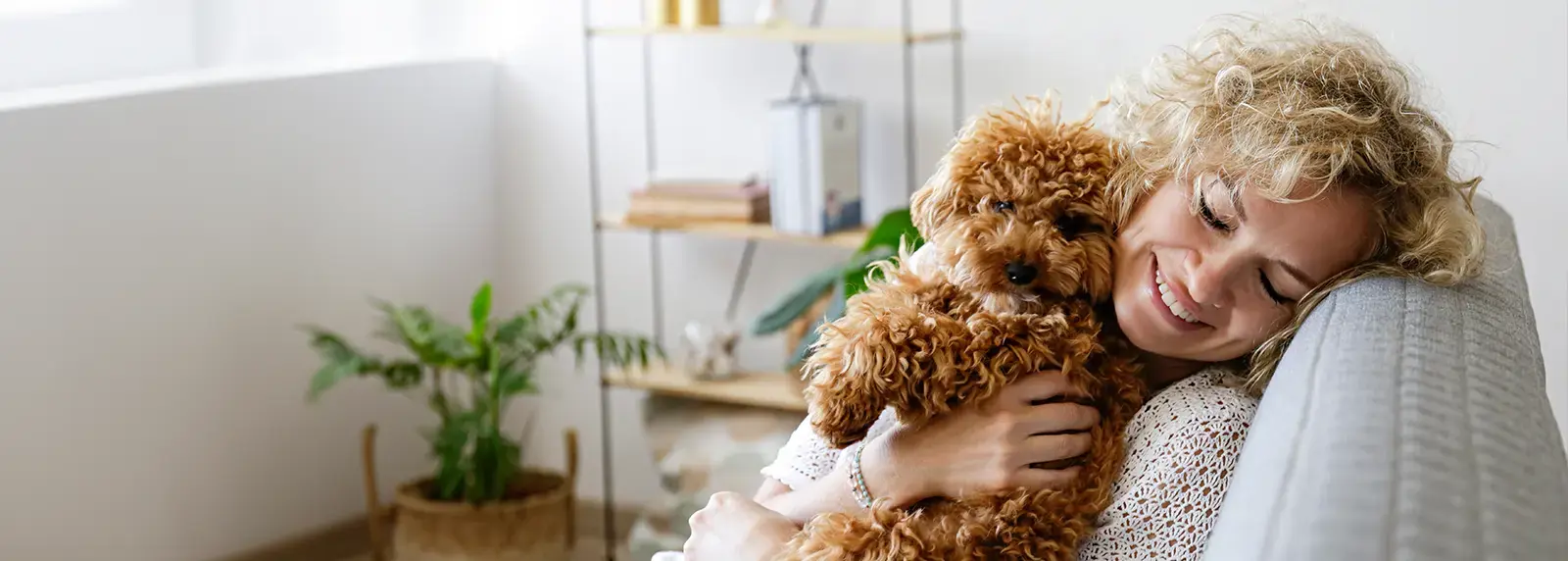 Vrouw knuffelt hondje