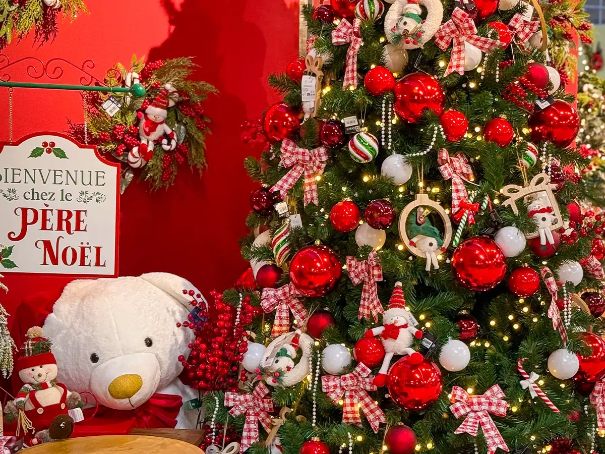 Kerstboom roze met sneeuw 27cm polyresin | It's all about Christmas Kerstboom roze met sneeuw 27cm polyresin | It's all about Christmas